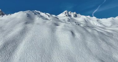 Tignes, Valdisere Fransa 'da kar ile kaplı kayak tabancaları ve yamaçlarının kış drone çekimi. Güneşli bir günde Alpler 'in panoramik manzarası güzel bir kayak kaldırışı snowboard ve kayak merkezlerinde
