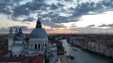 Günbatımında veya gece sinematik Venedik şehir manzarası, Piazza San Marco veya St Mark Meydanı, Campanile ve Ducale veya Doge Sarayı 'nın hava manzarası. İtalya