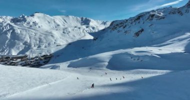 Tignes, Valdisere Fransa 'da kar ile kaplı kayak tabancaları ve yamaçlarının kış drone çekimi. Güneşli bir günde Alpler 'in panoramik manzarası güzel bir kayak kaldırışı snowboard ve kayak merkezlerinde
