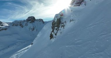 Tignes, Valdisere Fransa 'da kar ile kaplı kayak tabancaları ve yamaçlarının kış drone çekimi. Güneşli bir günde Alpler 'in panoramik manzarası güzel bir kayak kaldırışı snowboard ve kayak merkezlerinde