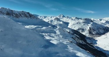 Tignes, Valdisere Fransa 'da kar ile kaplı kayak tabancaları ve yamaçlarının kış drone çekimi. Güneşli bir günde Alpler 'in panoramik manzarası güzel bir kayak kaldırışı snowboard ve kayak merkezlerinde