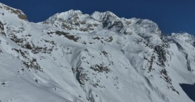 Tignes, Valdisere Fransa 'da kar ile kaplı kayak tabancaları ve yamaçlarının kış drone çekimi. Güneşli bir günde Alpler 'in panoramik manzarası güzel bir kayak kaldırışı snowboard ve kayak merkezlerinde