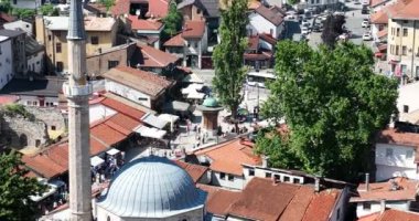 Saraybosna Ulusal Kütüphanesi, tarihi eski belediye binasının hava aracı görüntüsü, kültür mirasının birlikte var olduğu zengin Bosna-Hersek kenti.