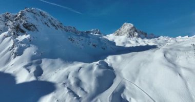 Tignes, Valdisere Fransa 'da kar ile kaplı kayak tabancaları ve yamaçlarının kış drone çekimi. Güneşli bir günde Alpler 'in panoramik manzarası güzel bir kayak kaldırışı snowboard ve kayak merkezlerinde