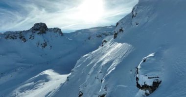 Tignes, Valdisere Fransa 'da kar ile kaplı kayak tabancaları ve yamaçlarının kış drone çekimi. Güneşli bir günde Alpler 'in panoramik manzarası güzel bir kayak kaldırışı snowboard ve kayak merkezlerinde