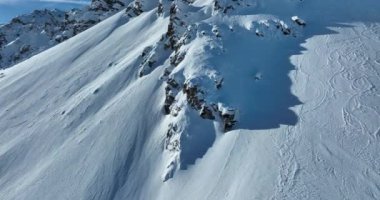 Tignes, Valdisere Fransa 'da kar ile kaplı kayak tabancaları ve yamaçlarının kış drone çekimi. Güneşli bir günde Alpler 'in panoramik manzarası güzel bir kayak kaldırışı snowboard ve kayak merkezlerinde
