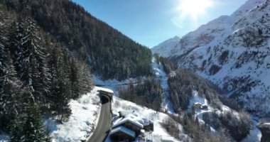 Tignes, Valdisere Fransa 'da kar ile kaplı kayak tabancaları ve yamaçlarının kış drone çekimi. Güneşli bir günde Alpler 'in panoramik manzarası güzel bir kayak kaldırışı snowboard ve kayak merkezlerinde