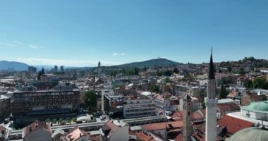 Saraybosna Ulusal Kütüphanesi, tarihi eski belediye binasının hava aracı görüntüsü, kültür mirasının birlikte var olduğu zengin Bosna-Hersek kenti.