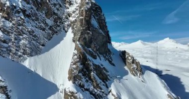 Tignes, Valdisere Fransa 'da kar ile kaplı kayak tabancaları ve yamaçlarının kış drone çekimi. Güneşli bir günde Alpler 'in panoramik manzarası güzel bir kayak kaldırışı snowboard ve kayak merkezlerinde