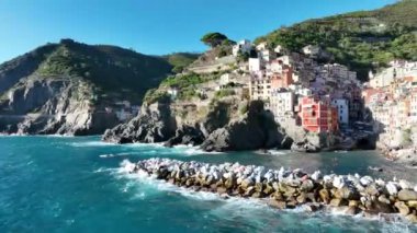 Riomaggiore 'un hava aracı manzarası, İtalya Renkli Uçurum Kasabası ünlü Cinque Terre' nin sahil dağı, Liguria, Kuzey İtalya yaz günü Tyrhenian Denizi 'nde. Sahil yolculuğu köyü.. 