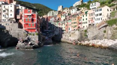 Riomaggiore 'un hava aracı manzarası, İtalya Renkli Uçurum Kasabası ünlü Cinque Terre' nin sahil dağı, Liguria, Kuzey İtalya yaz günü Tyrhenian Denizi 'nde. Sahil yolculuğu köyü.. 