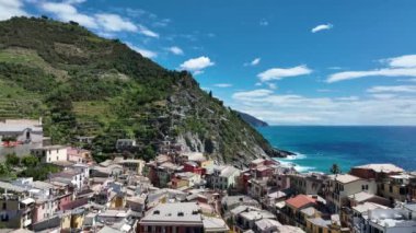 Riomaggiore 'un hava aracı manzarası, İtalya Renkli Uçurum Kasabası ünlü Cinque Terre' nin sahil dağı, Liguria, Kuzey İtalya yaz günü Tyrhenian Denizi 'nde. Sahil yolculuğu köyü.. 