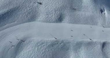 Tignes, Valdisere Fransa 'da kar ile kaplı kayak tabancaları ve yamaçlarının kış drone çekimi. Güneşli bir günde Alpler 'in panoramik manzarası güzel bir kayak kaldırışı snowboard ve kayak merkezlerinde