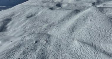 Tignes, Valdisere Fransa 'da kar ile kaplı kayak tabancaları ve yamaçlarının kış drone çekimi. Güneşli bir günde Alpler 'in panoramik manzarası güzel bir kayak kaldırışı snowboard ve kayak merkezlerinde