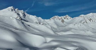 Tignes, Valdisere Fransa 'da kar ile kaplı kayak tabancaları ve yamaçlarının kış drone çekimi. Güneşli bir günde Alpler 'in panoramik manzarası güzel bir kayak kaldırışı snowboard ve kayak merkezlerinde