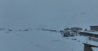 Fransız Alp Dağları 'nda kar fırtınası. Karlı ve kötü hava dağları üzerindeki hava akımı. Sert Vahşi Çevre. Tignes 'deki Doğal Fenomen. Beyaz Kış Manzarası 