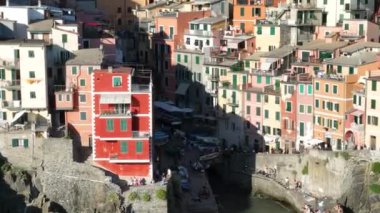 Riomaggiore 'un hava aracı manzarası, İtalya Renkli Uçurum Kasabası ünlü Cinque Terre' nin sahil dağı, Liguria, Kuzey İtalya yaz günü Tyrhenian Denizi 'nde. Sahil yolculuğu köyü.. 