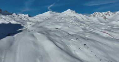 Tignes, Valdisere Fransa 'da kar ile kaplı kayak tabancaları ve yamaçlarının kış drone çekimi. Güneşli bir günde Alpler 'in panoramik manzarası güzel bir kayak kaldırışı snowboard ve kayak merkezlerinde