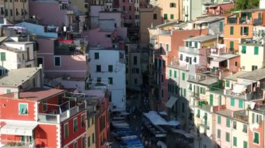 Riomaggiore 'un hava aracı manzarası, İtalya Renkli Uçurum Kasabası ünlü Cinque Terre' nin sahil dağı, Liguria, Kuzey İtalya yaz günü Tyrhenian Denizi 'nde. Sahil yolculuğu köyü.. 