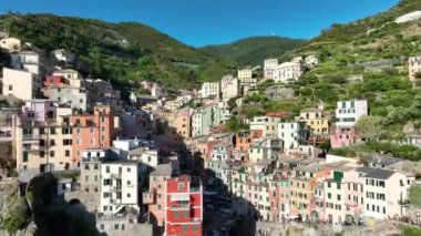 Riomaggiore 'un hava aracı manzarası, İtalya Renkli Uçurum Kasabası ünlü Cinque Terre' nin sahil dağı, Liguria, Kuzey İtalya yaz günü Tyrhenian Denizi 'nde. Sahil yolculuğu köyü.. 