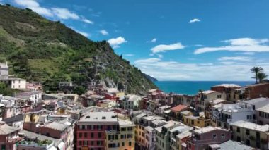 Riomaggiore 'un hava aracı manzarası, İtalya Renkli Uçurum Kasabası ünlü Cinque Terre' nin sahil dağı, Liguria, Kuzey İtalya yaz günü Tyrhenian Denizi 'nde. Sahil yolculuğu köyü.. 