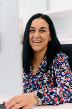 Özel bir çağrı merkezi ajanı olarak istisnai müşteri hizmetleri bilgisayar tabanlı iletişim yoluyla müşterilere etkili bir şekilde yardımcı olur, tatmin ve çözünürlük sağlar. 