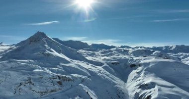 Tignes, Valdisere Fransa 'da kar ile kaplı kayak tabancaları ve yamaçlarının kış drone çekimi. Güneşli bir günde Alpler 'in panoramik manzarası güzel bir kayak kaldırışı snowboard ve kayak merkezlerinde