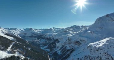 Tignes, Valdisere Fransa 'da kar ile kaplı kayak tabancaları ve yamaçlarının kış drone çekimi. Güneşli bir günde Alpler 'in panoramik manzarası güzel bir kayak kaldırışı snowboard ve kayak merkezlerinde
