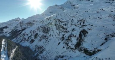 Tignes, Valdisere Fransa 'da kar ile kaplı kayak tabancaları ve yamaçlarının kış drone çekimi. Güneşli bir günde Alpler 'in panoramik manzarası güzel bir kayak kaldırışı snowboard ve kayak merkezlerinde