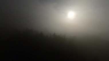 Taze bir yaz sabahı dağlarda muhteşem bir bulutlar arasında uçmak. Beyaz tüylü bulutlardan oluşan FPV insansız hava aracı açık mavi gökyüzünde usulca hareket ediyor