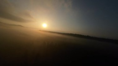 Puslu ormanda sabah sisli bir havada uçan hava aracı bulutların üzerinde gündoğumu rüyası konsepti