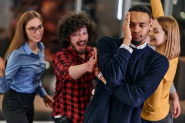 Bir grup genç iş adamı modern bir ofiste işe ara verirken ilginç oyunlar oynayarak eğleniyor.. 