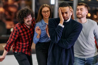 Bir grup genç iş adamı modern bir ofiste işe ara verirken ilginç oyunlar oynayarak eğleniyor.. 