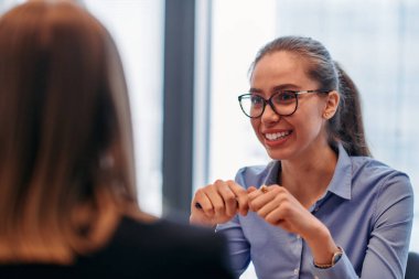 Kararlı bir iş kadını, çeşitli iş projeleri ve zorluklar hakkında strateji belirlemek ve tartışmak üzere meslektaşlarıyla bir toplantı düzenliyor..
