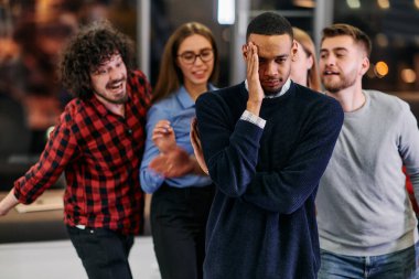 Bir grup genç iş adamı modern bir ofiste işe ara verirken ilginç oyunlar oynayarak eğleniyor.. 