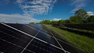 Aeira FPV dronel. Temiz Enerji Üretimi. Güneş enerjisi panellerinin üzerinden uç. Güzel Günbatımı Ormanı.