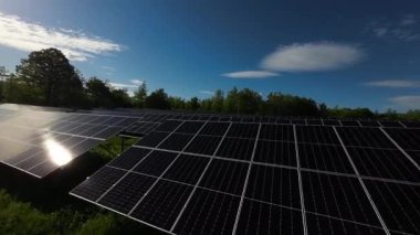 Aeira FPV dronel. Temiz Enerji Üretimi. Güneş enerjisi panellerinin üzerinden uç. Güzel Günbatımı Ormanı.