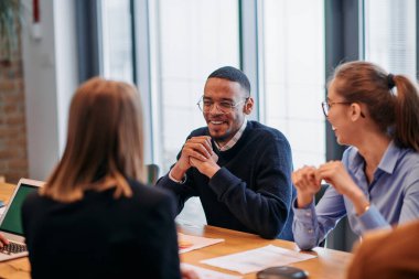 Çeşitli iş dünyasından profesyonellerden oluşan bir ekip çeşitli projeler üzerinde görüşmeler yapar ve yeni iş stratejileri geliştirerek, girişimci manzarada yaratıcılığı ve yeniliği somutlaştırır.. 