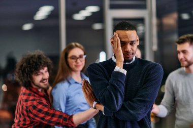 Bir grup genç iş adamı modern bir ofiste işe ara verirken ilginç oyunlar oynayarak eğleniyor.. 