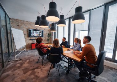 Çeşitli iş dünyasından profesyonellerden oluşan bir ekip çeşitli projeler üzerinde görüşmeler yapar ve yeni iş stratejileri geliştirerek, girişimci manzarada yaratıcılığı ve yeniliği somutlaştırır.. 