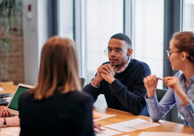 Çeşitli iş dünyasından profesyonellerden oluşan bir ekip çeşitli projeler üzerinde görüşmeler yapar ve yeni iş stratejileri geliştirerek, girişimci manzarada yaratıcılığı ve yeniliği somutlaştırır.. 