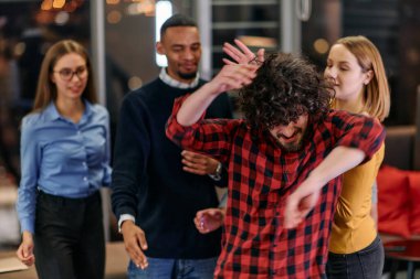 Bir grup genç iş adamı modern bir ofiste işe ara verirken ilginç oyunlar oynayarak eğleniyor.. 