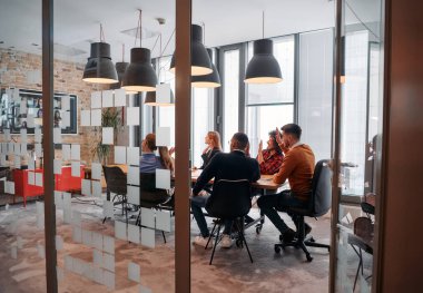 İş dünyasından profesyonellerden oluşan bir ekip canlı tartışmalara girişiyor ve stratejik fikirleri paylaşıyor, modern kurumsal kültürün merkezinde işbirliği ve yenilik sergiliyor.. 