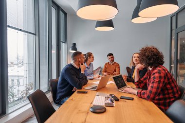 Çeşitli iş dünyasından profesyonellerden oluşan bir ekip çeşitli projeler üzerinde görüşmeler yapar ve yeni iş stratejileri geliştirerek, girişimci manzarada yaratıcılığı ve yeniliği somutlaştırır.. 