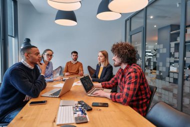 Çeşitli iş dünyasından profesyonellerden oluşan bir ekip çeşitli projeler üzerinde görüşmeler yapar ve yeni iş stratejileri geliştirerek, girişimci manzarada yaratıcılığı ve yeniliği somutlaştırır.. 