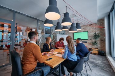 Çeşitli iş dünyasından profesyonellerden oluşan bir ekip çeşitli projeler üzerinde görüşmeler yapar ve yeni iş stratejileri geliştirerek, girişimci manzarada yaratıcılığı ve yeniliği somutlaştırır.. 