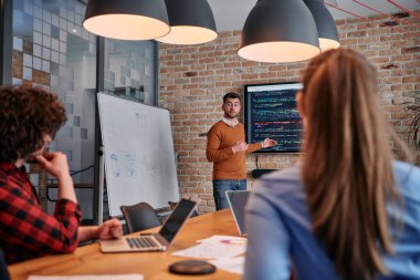 Kurumsal bir kurum kuran bir işadamı, bir toplantı düzenler, özenli ekibine tutkuyla bir iş planı sunar, işbirliği ve stratejik düşünmeyi teşvik eder.. 