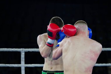 İki profesyonel boksör, güçlerini, yeteneklerini ve kararlılıklarını sınayan zorlu ve büyüleyici bir maçta güçlü yumruklar atıyor.. 