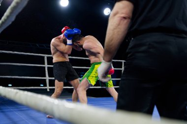 İki profesyonel boksör, güçlerini, yeteneklerini ve kararlılıklarını sınayan zorlu ve büyüleyici bir maçta güçlü yumruklar atıyor.. 