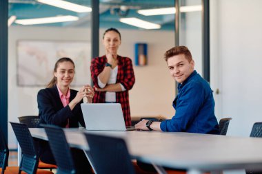 Başarılı programcılardan oluşan bir ekip bir başlangıç ofisinde oturuyor, yeni iş projeleri tasarlıyor ve mevcut sorunları çözüyorlar, teknoloji endüstrisinde yenilik ve işbirliği sergiliyorlar.. 